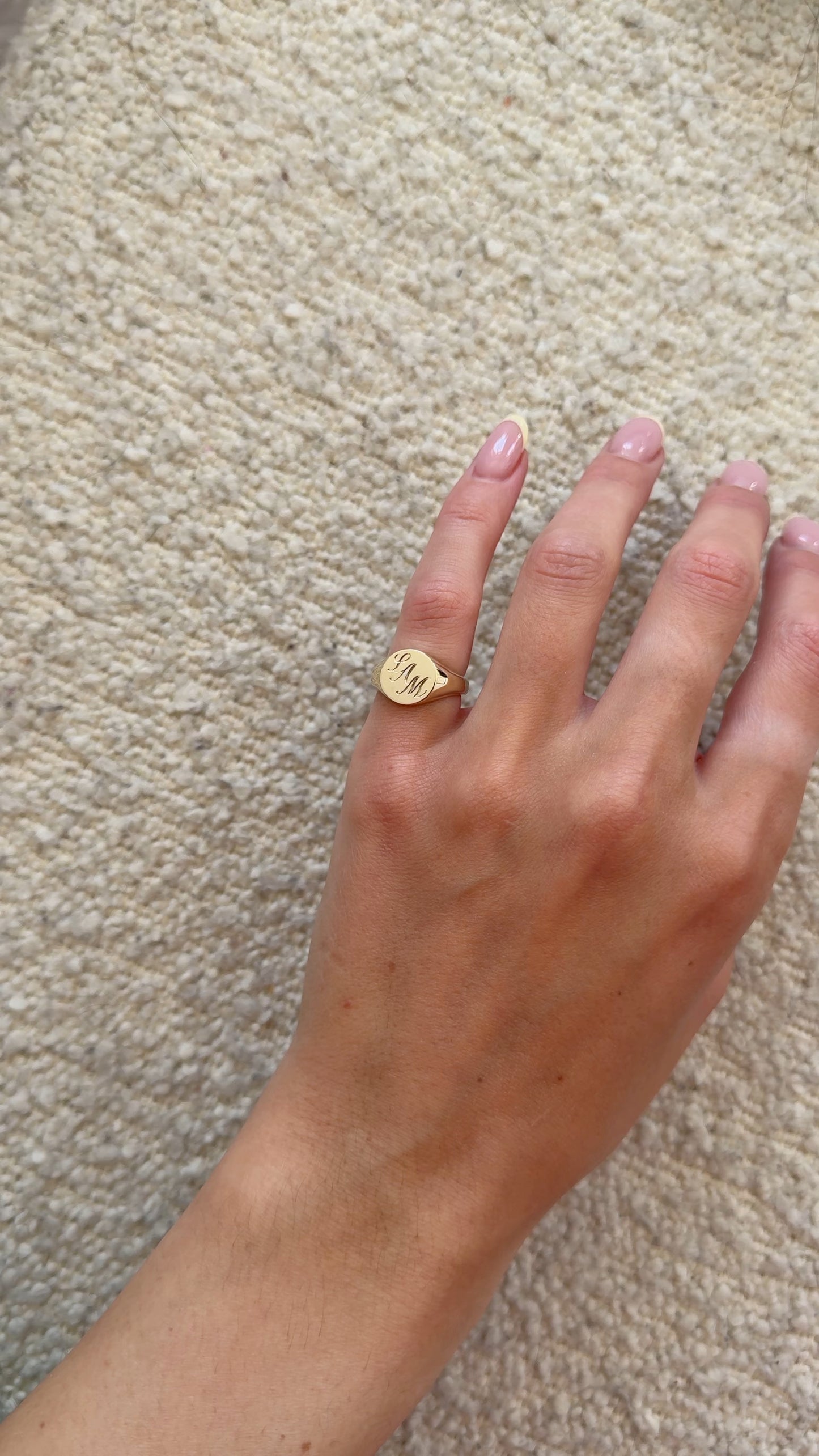 Mini Pinky Round Signet With Engraving | Gold