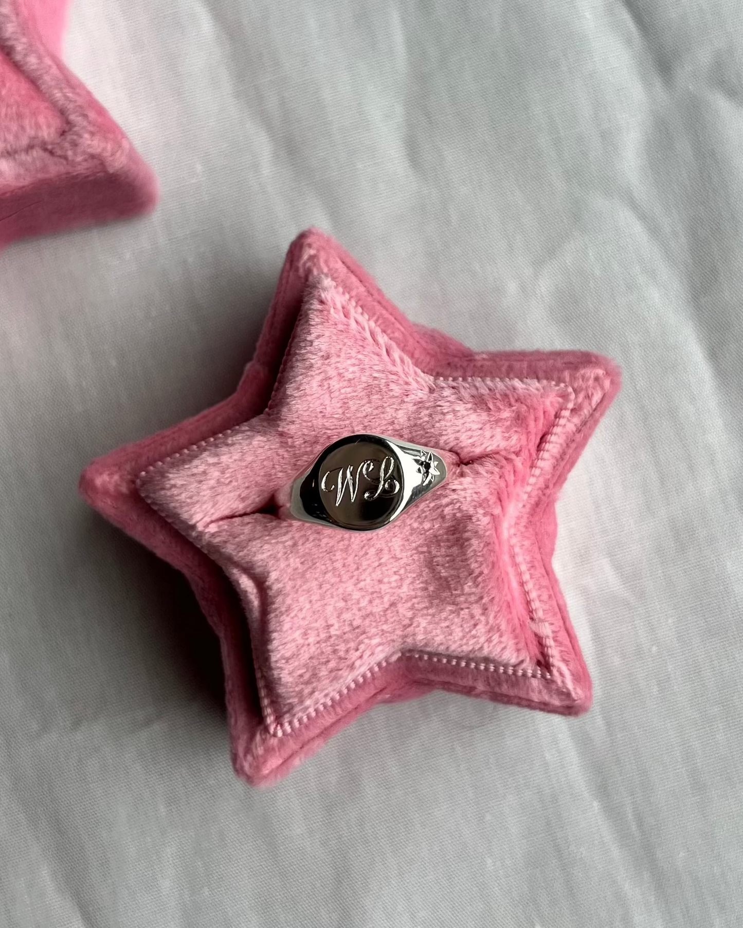 Mini Pinky Round Signet With Engraving & Gem | Silver