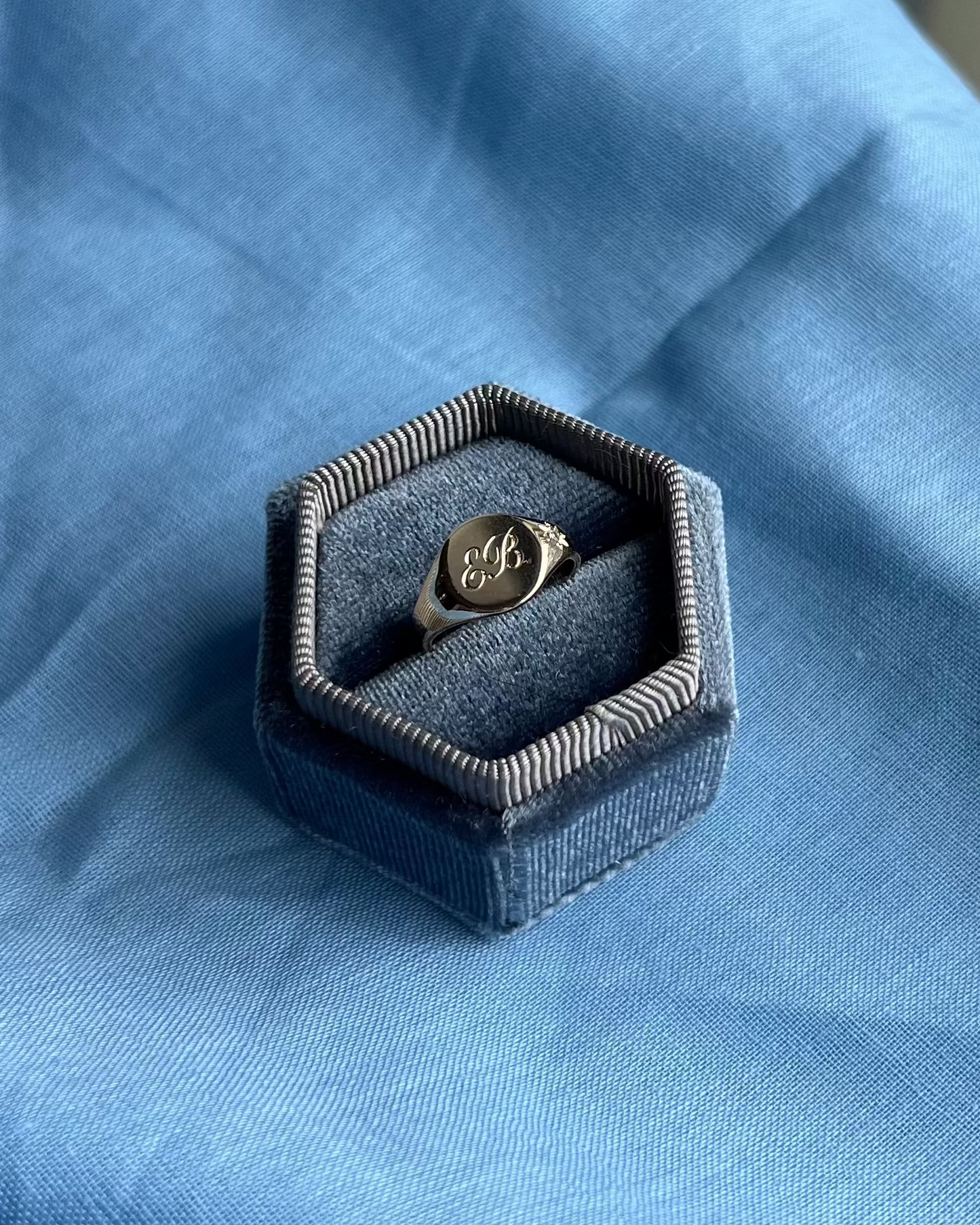 Mini Pinky Signet With Engraving & Gem | Gold