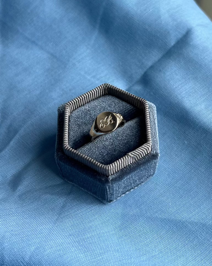 Mini Pinky Signet With Engraving & Gem | Gold