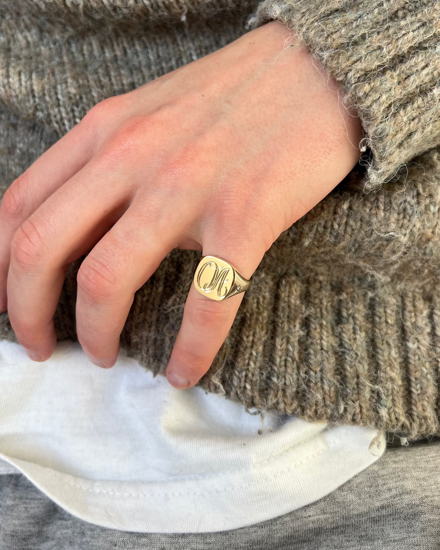 Large Cushion Signet With Engraving | Gold