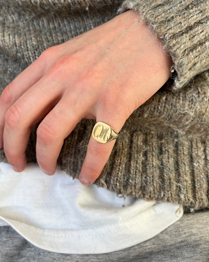 Large Cushion Signet With Engraving | Gold