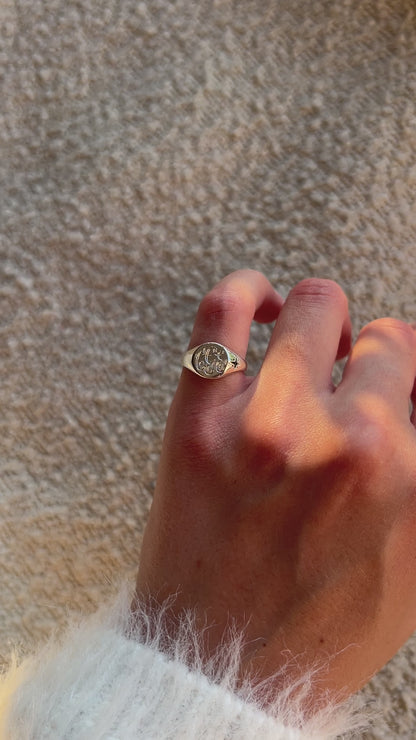 Mini Pinky Round Signet With Engraving & Gem | Silver